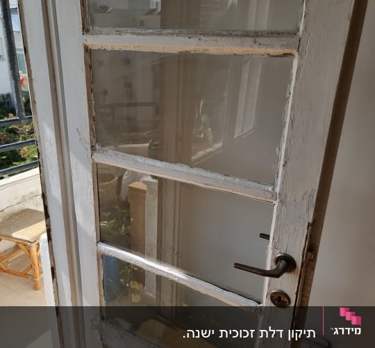 דלת עץ עם חלונות זכוכית שקופים